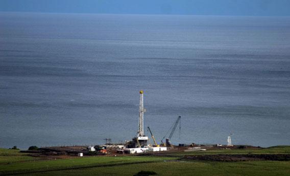 An oil exploration tower is pictured in Tonya on the shore of Lake Albert on April 25, 2008.